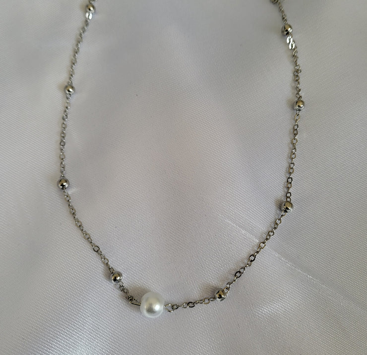 Silver pearl necklace