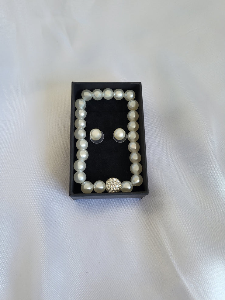 Pearl necklace with pearl earrings and bracelet