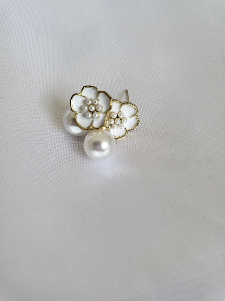 Elegant gold flower pearl earrings