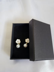 Elegant gold flower pearl earrings