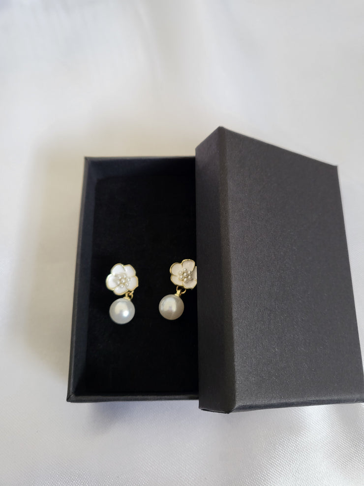 Elegant gold flower pearl earrings