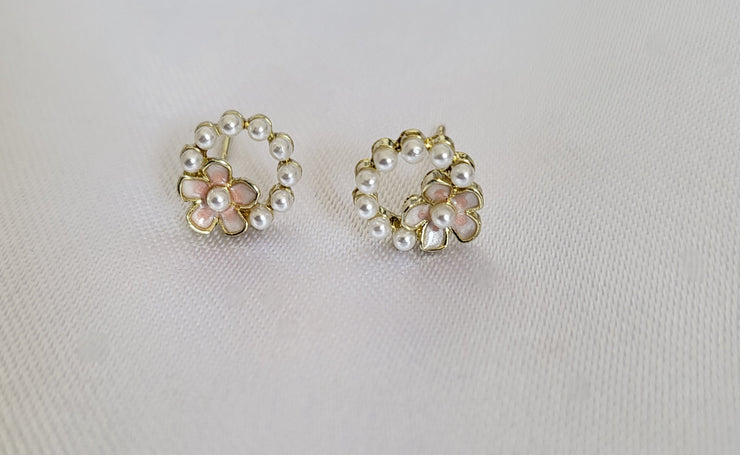 Circular pearl petals earrings