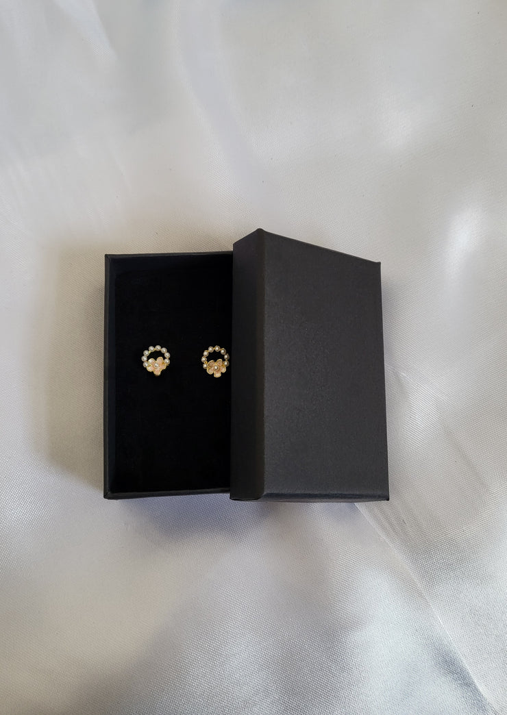 Circular pearl petals earrings